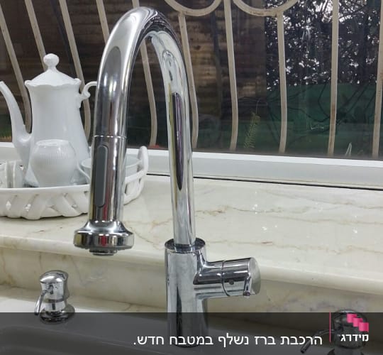 ברז נירוסטה בכיור מטבח עם ידית סבון